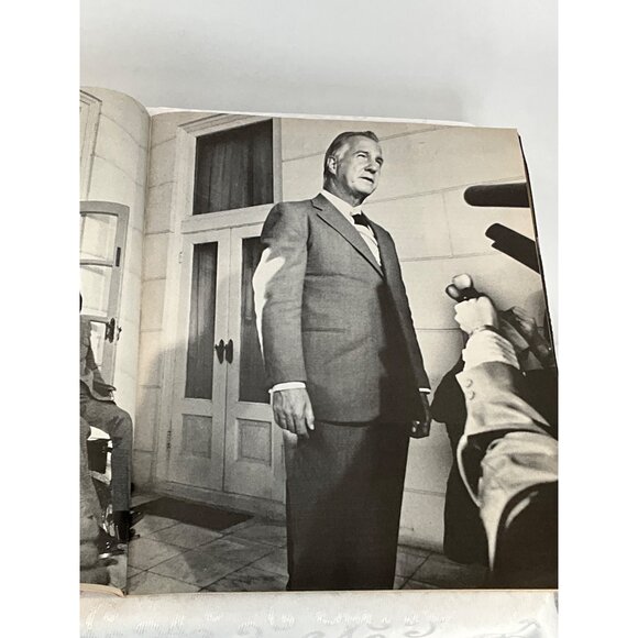 Vintage Life Magazine‎ October 27 1972 Edition "A Genius And His Magic Camera" - Picture 4 of 4